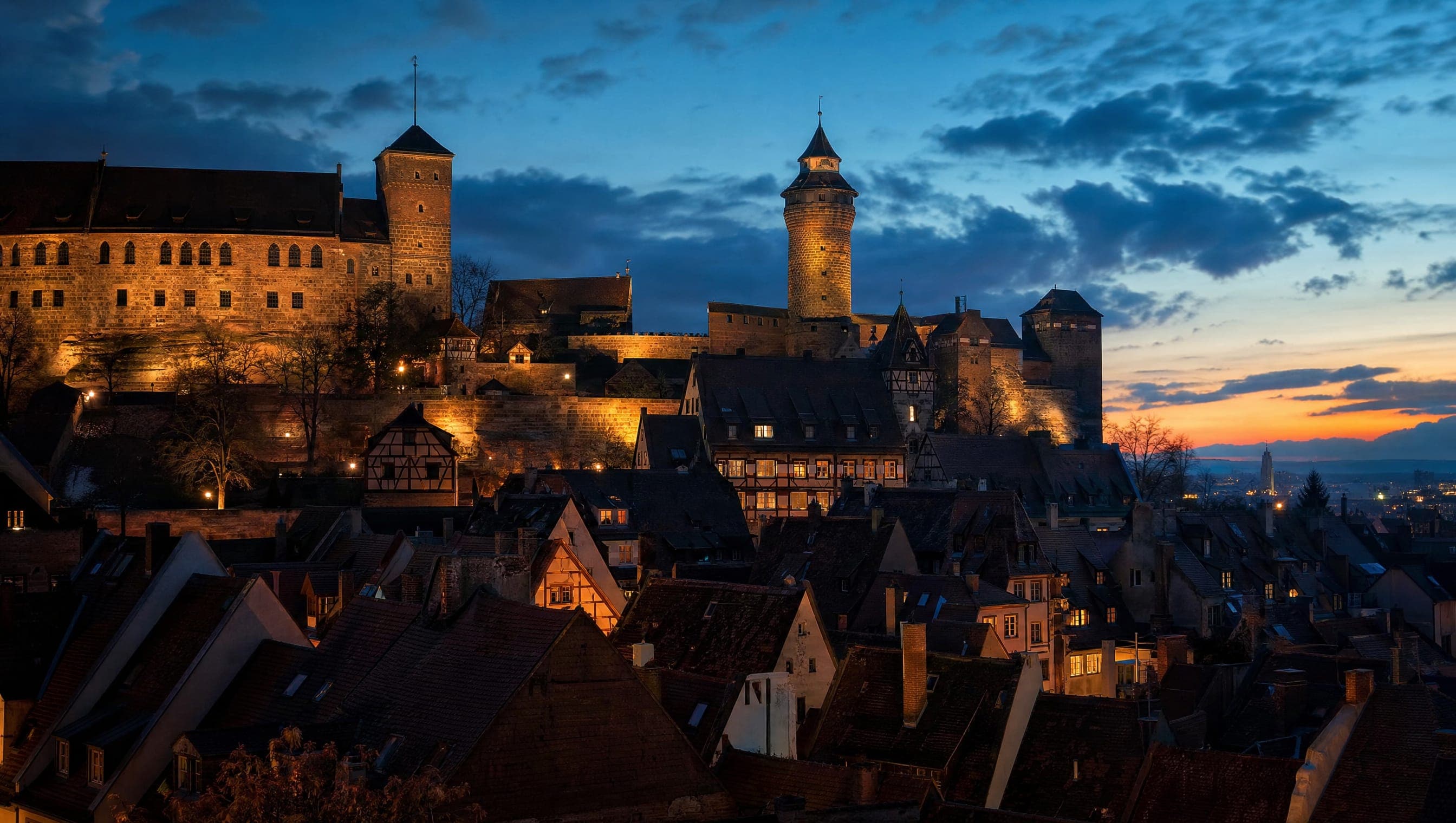 Nürnberg zur blauen Stunde: die Kaiserburg über den Dächern der Altstadt