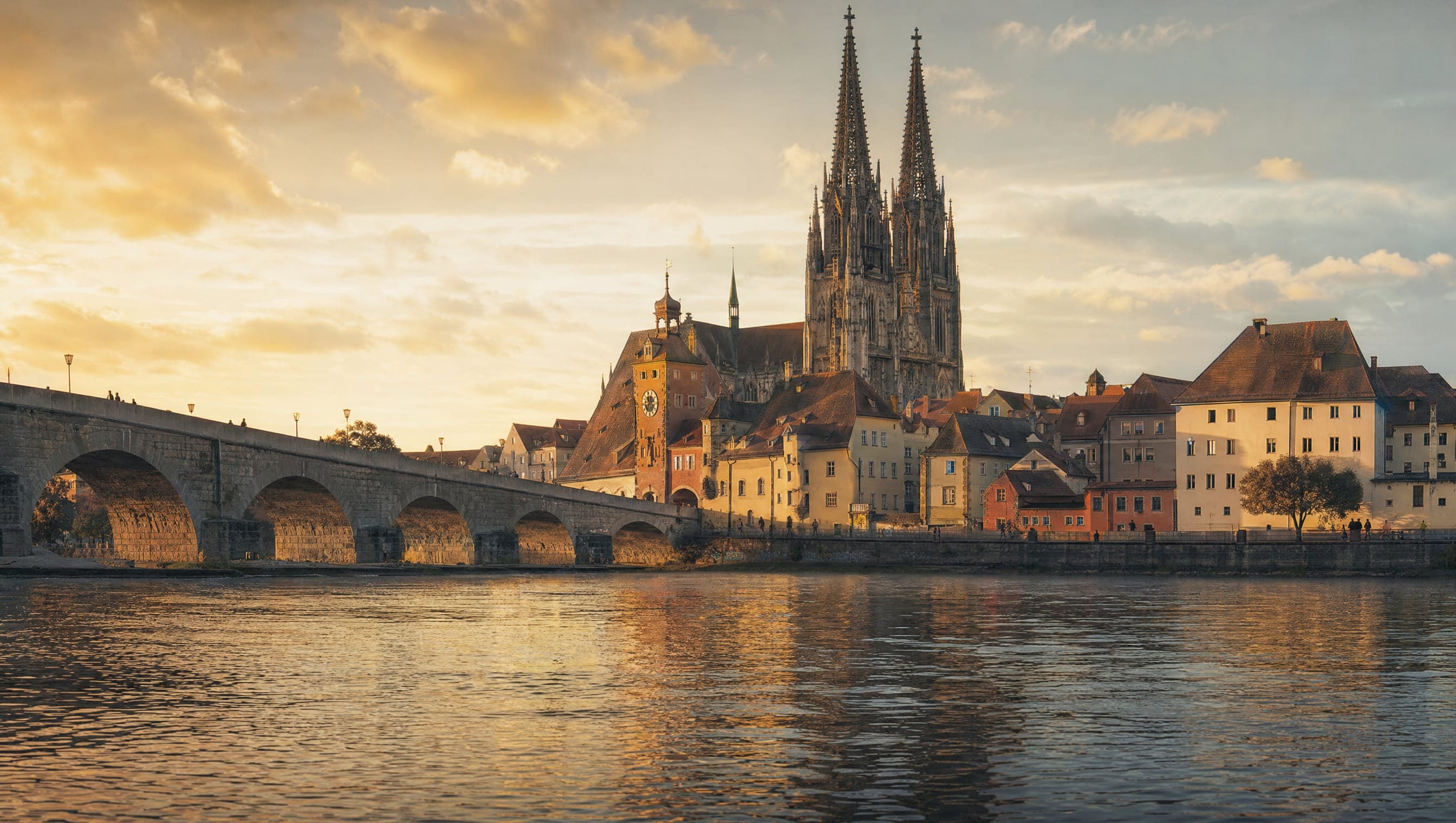 Regensburg zur goldenen Stunde: Dom St. Peter und Steinerne Brücke über der Donau
